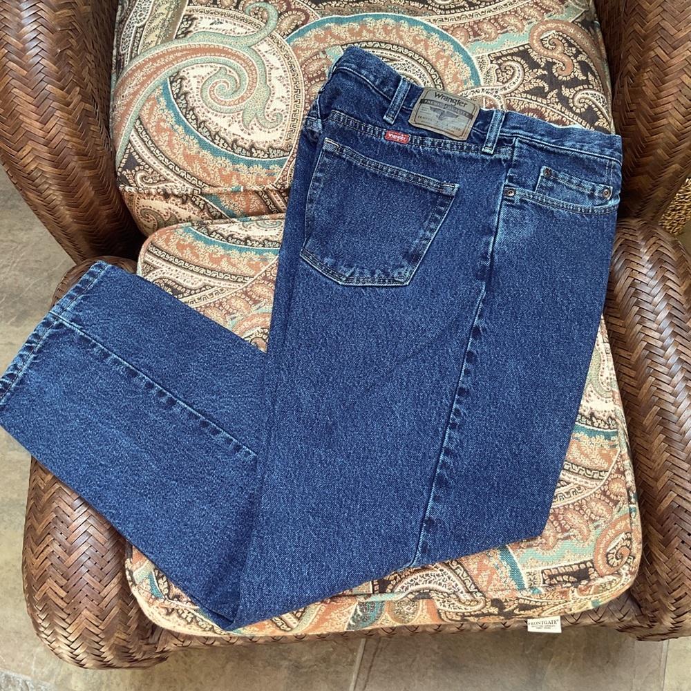 Wrangler men’s darkwash jeans. EUC.
